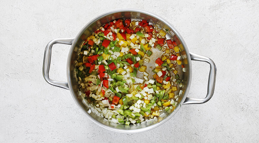 1. Очистите и мелко нарежьте лук, сладкий перец, чеснок и сельдерей, обжарьте в кастрюле с толстым дном в сливочном масле на среднем огне, 15 мин.
2. Очистите картофель, нарежьте средними кубиками, добавьте к луку, обжаривайте 2–3 мин. Добавьте куркуму, перемешайте. Влейте 800 мл холодной воды, доведите до кипения, варите на слабом огне 15 мин.