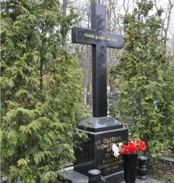 Могила родителей Владимира Путина на Серафимовском кладбище Петербурга 