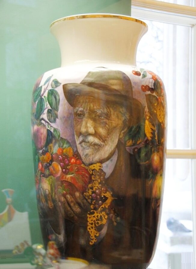 Ваза "Дары Мичурина", 1950-е. Автор росписи Ефимова А.М. Форма "Китайская". Переработанная роспись вазы конца 1930-х годов. ГМЗ "Царицыно". Фото взято из свободного доступа в интернете. Листайте галерею вправо.