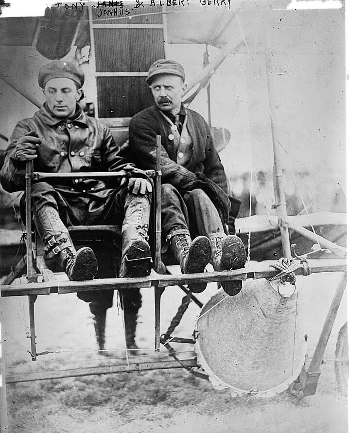 Пилот Тони Яннус и парашютист Альберт Берри. Источник изображения wikimedia.commons