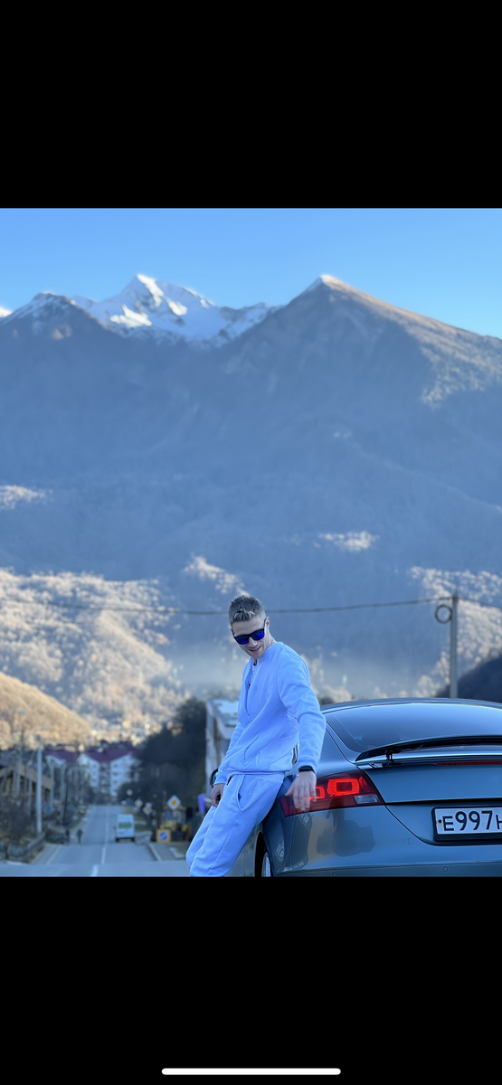 Всем привет! Вы знали ,что есть прекрасная локация для съемок фото и видео,под названием КРАСНАЯ ПОЛЯНА ,улица Ачишховская.Здесь настолько красиво,что не хочется покидать это место ,пейзаж на горы - просто прекрасен ,окунитесь вместо со мной , во всю красоту краснодарского края 