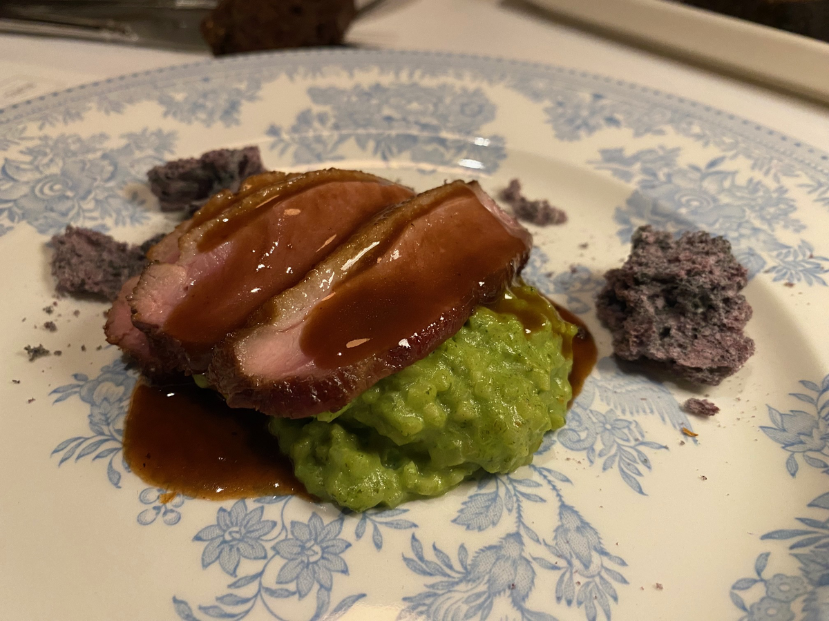 Кологривский гусь с соусом из корешков и кашей из петрушки на костромской манер