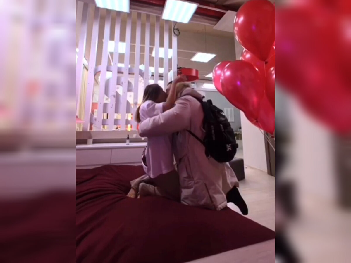 Лиза встречает Ваню после поездки. Источник: соцсеть