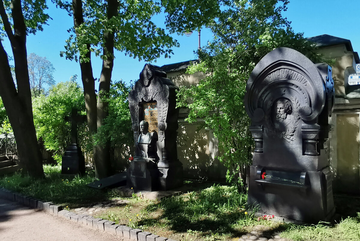 Могилы Мусоргского М.П. и Бородина А.П. Фото автора.