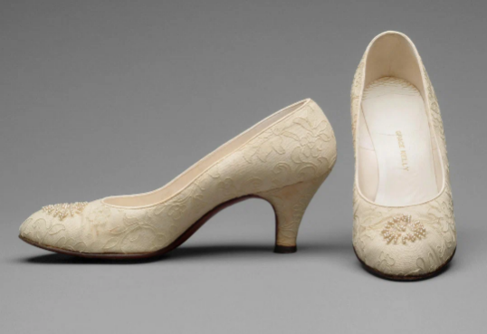 Обувь хранится в Художественном музее Филадельфии . 