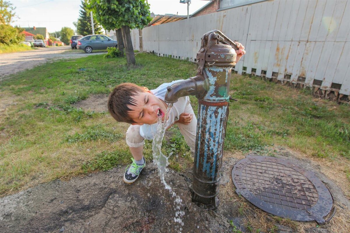 Колонка воды в деревне