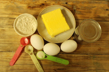 ШАГ 1:
Как сделать вафельные трубочки с вареной сгущенкой? Приготовим ингредиенты. Конечно, состав этого лакомства весьма калориен, но иногда себя и своих домочадцев можно побаловать. Вместо маргарина можно использовать сливочное масло, получится менее вредно, но качество выпечки на маргарине не хуже, однако получается бюджетнее.