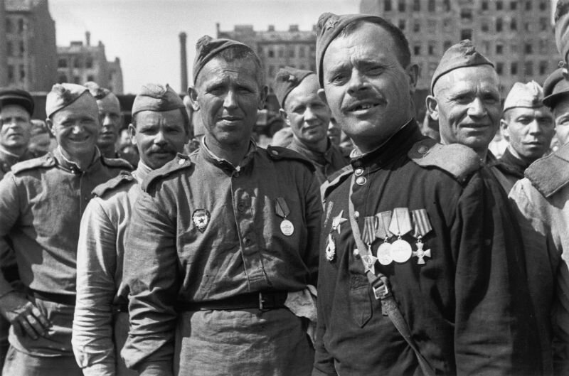 Демобилизованные воины, прибывшие в Ленинград. Участник трех войн Ф.Г. Вадюхин (https://waralbum.ru/)