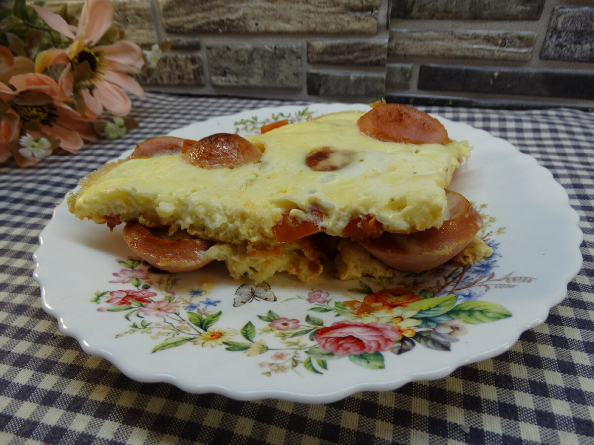 Омлет на сметане с сардельками и помидорами | Готовим вкусно дома/  Кулинария/ Рецепты | Дзен