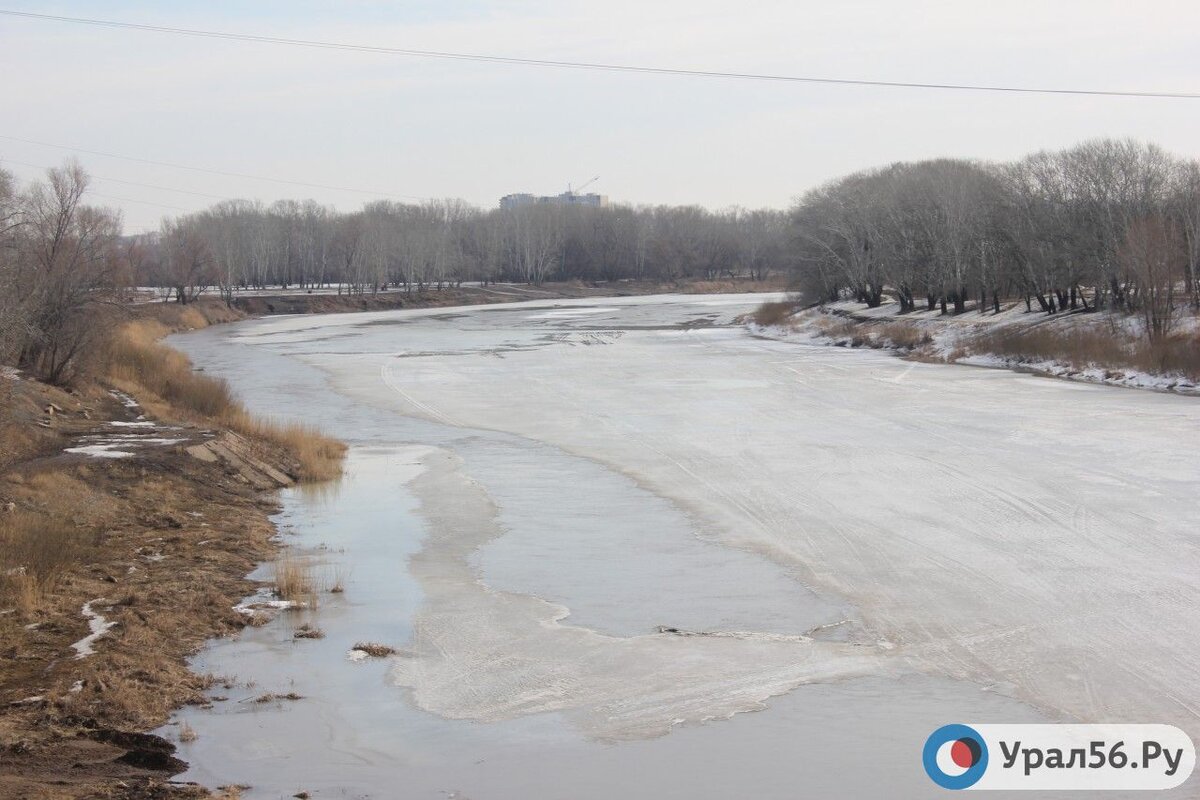    В Оренбурге дети могли провалиться под лед, играя возле полыньи