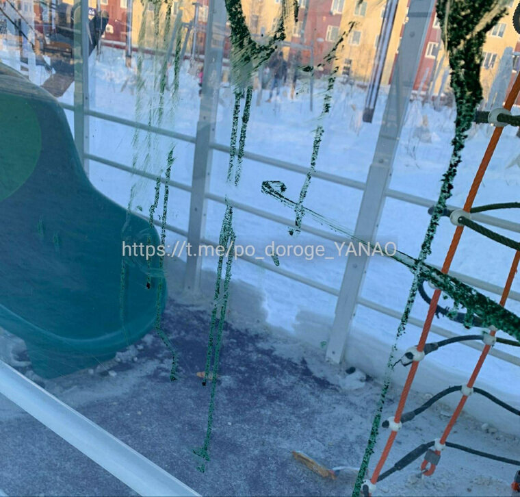    Спортивные элементы расписаны маркером