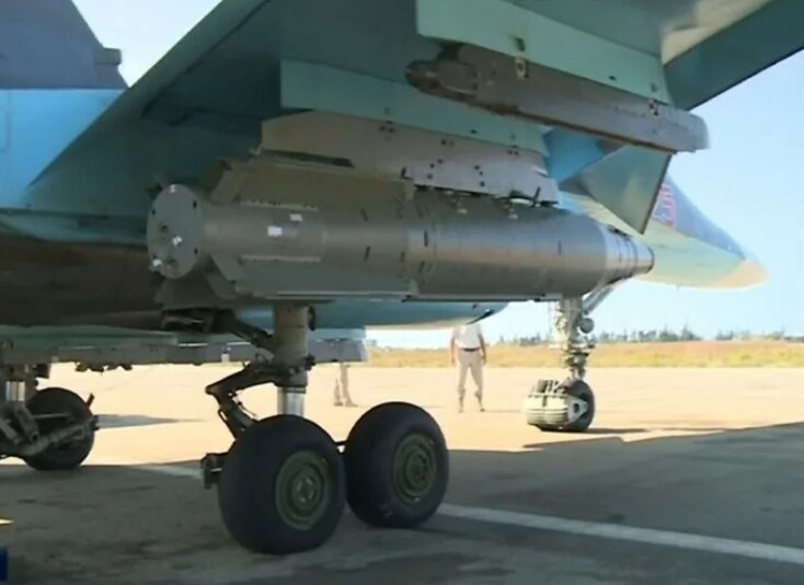 Система наведения инерциально-спутниковая. Рулевой привод газовый, питание от воздушного баллона. Источник электропитания бортовых систем - тепловая батарея. Боевая часть – фугасно-бронебойная. Взрыватель контактный с тремя режимами задержки детонации. Бомба имеет Х-образные крылья в средней части корпуса, а так же стабилизирующие хвостовые ребра как X-образной конфигурации, так и в форме планки с ограниченным треугольником. 