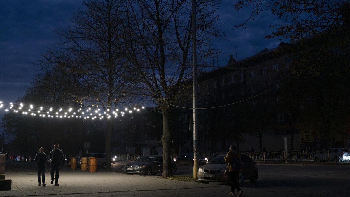    Люди на улице в городе Запорожье© AP Photo / Leo Correa