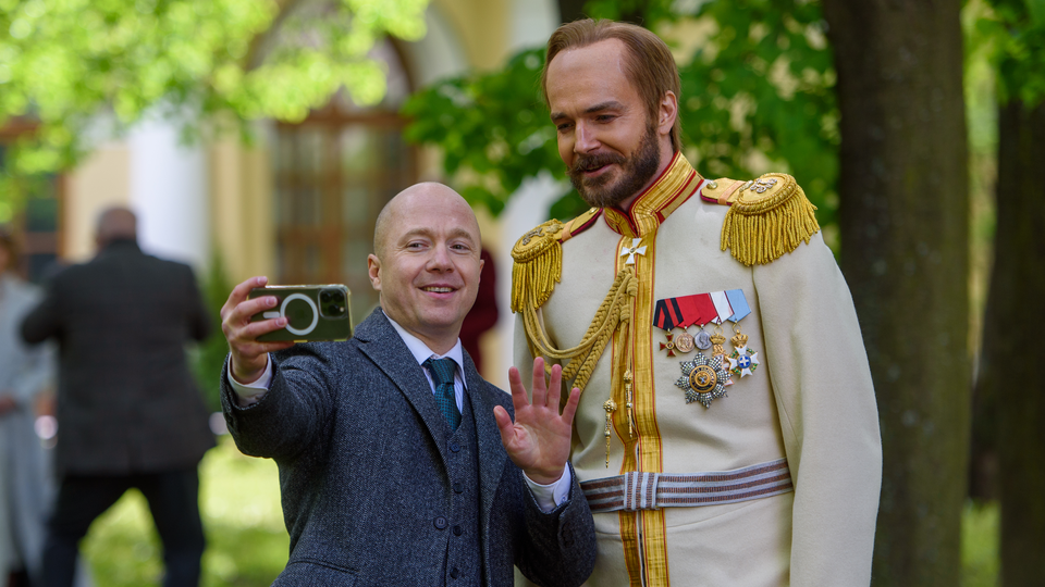 Премьер-министр делает селфи с императором. Фото "Кинопоиск"