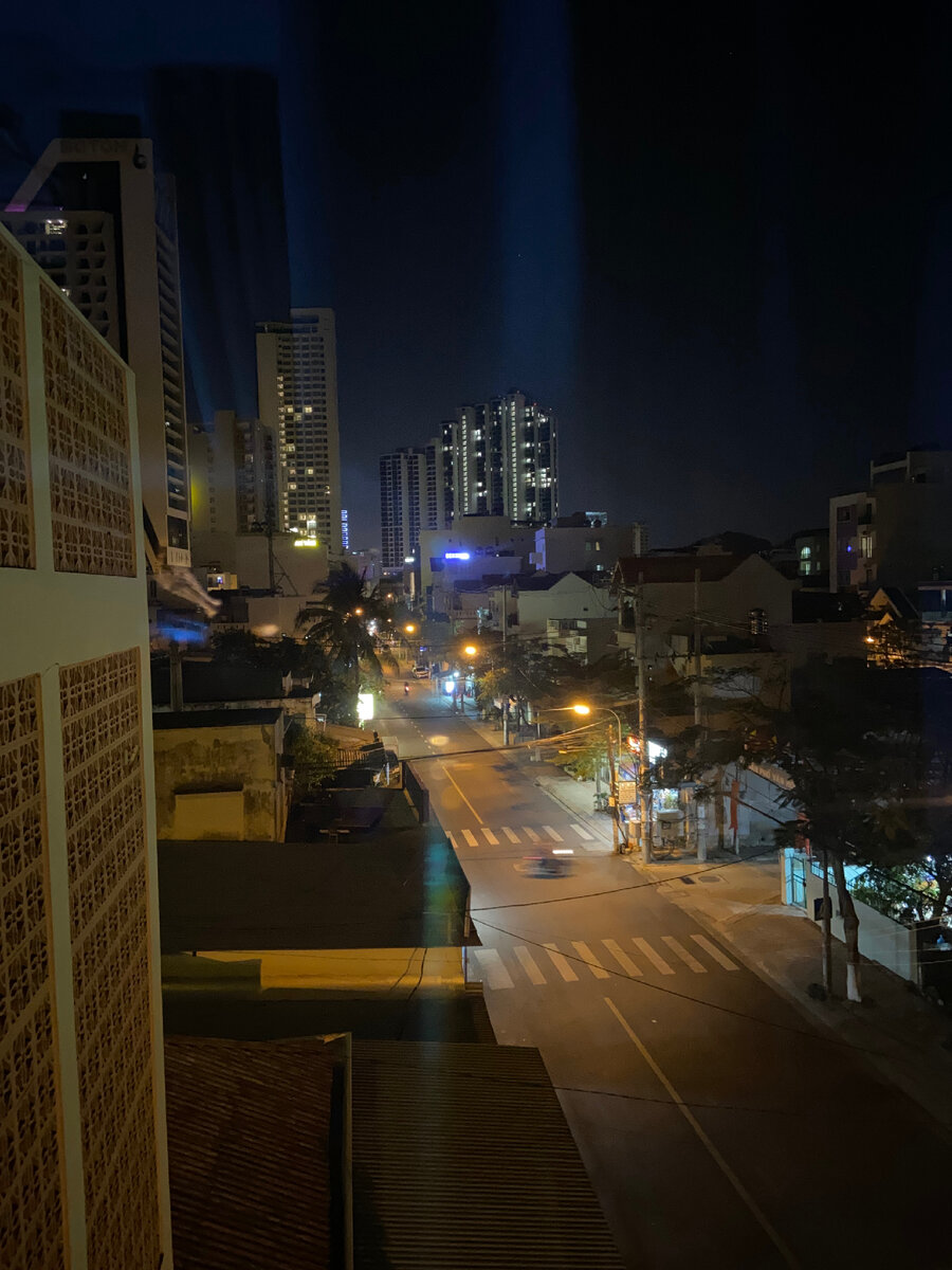 Вид из окна, где стекло до пола. 