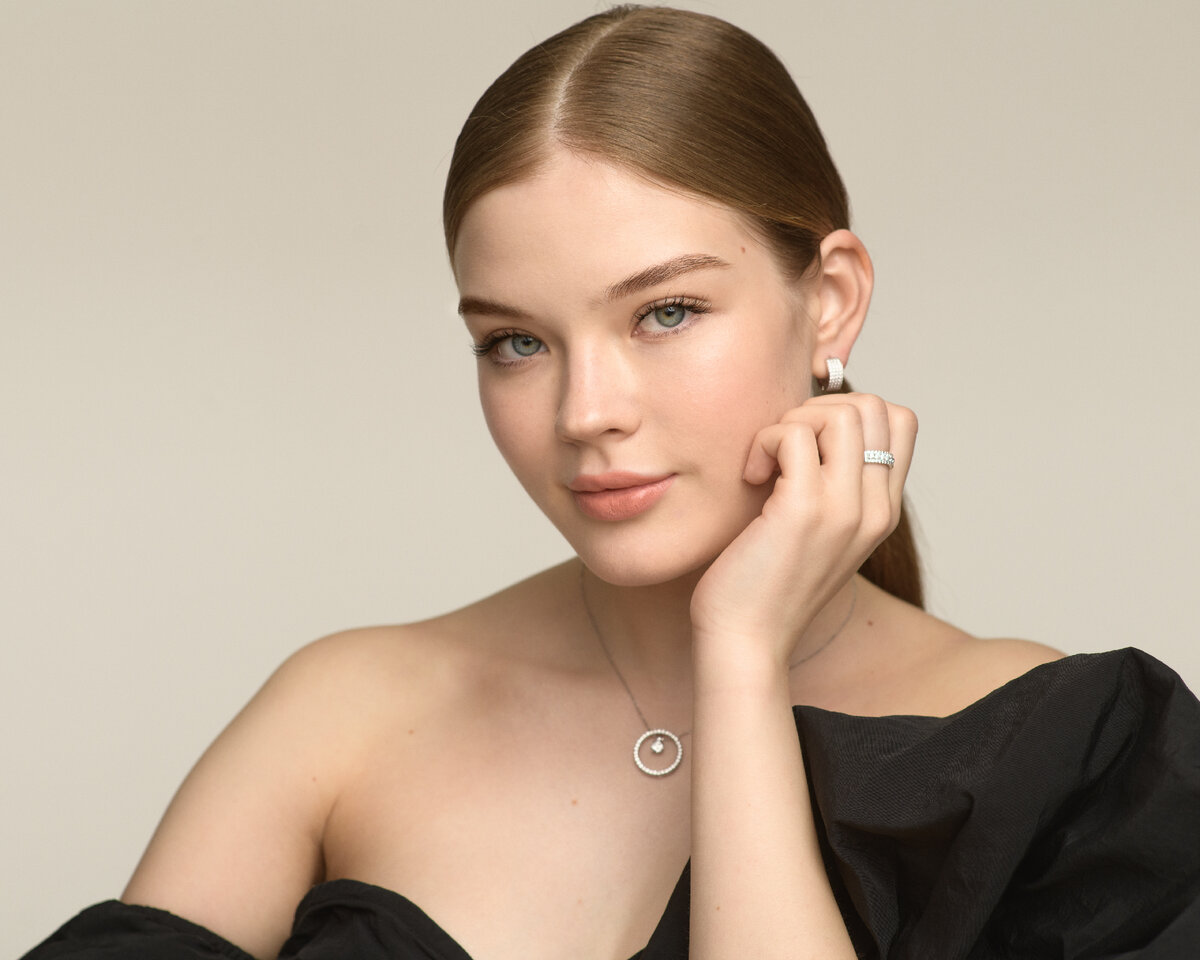 Серебряные украшения с бриллиантами смотрятся стильно и эффектно