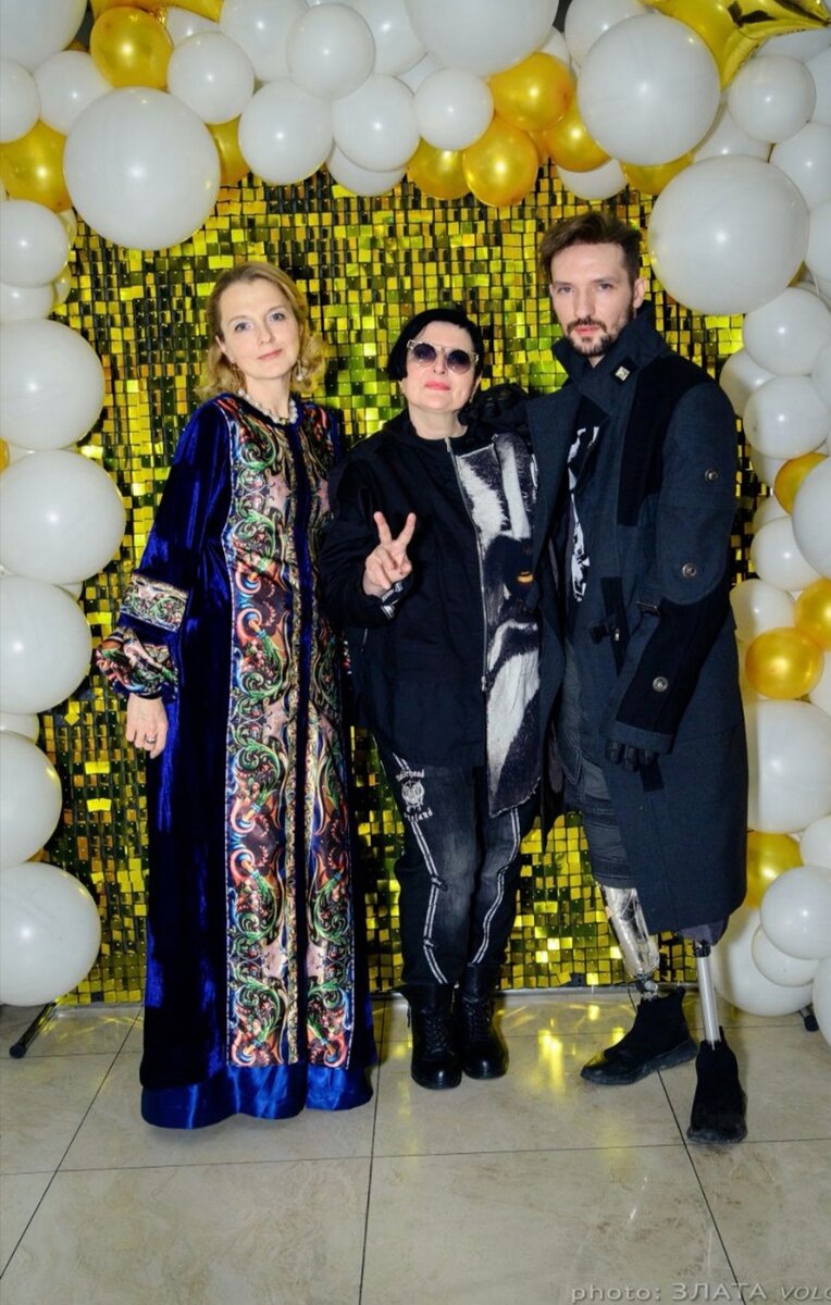 Мы с моими чудесными  моделями Сашей По  и Катей : на показе моих коллекций Deus Ex и Бархат. Фото: Злата Волчарская .