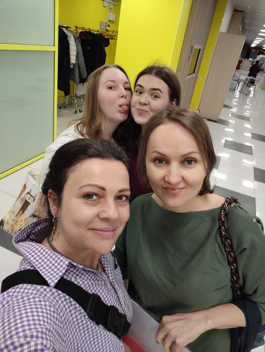 Девочки и мероприятие. И Оля. 