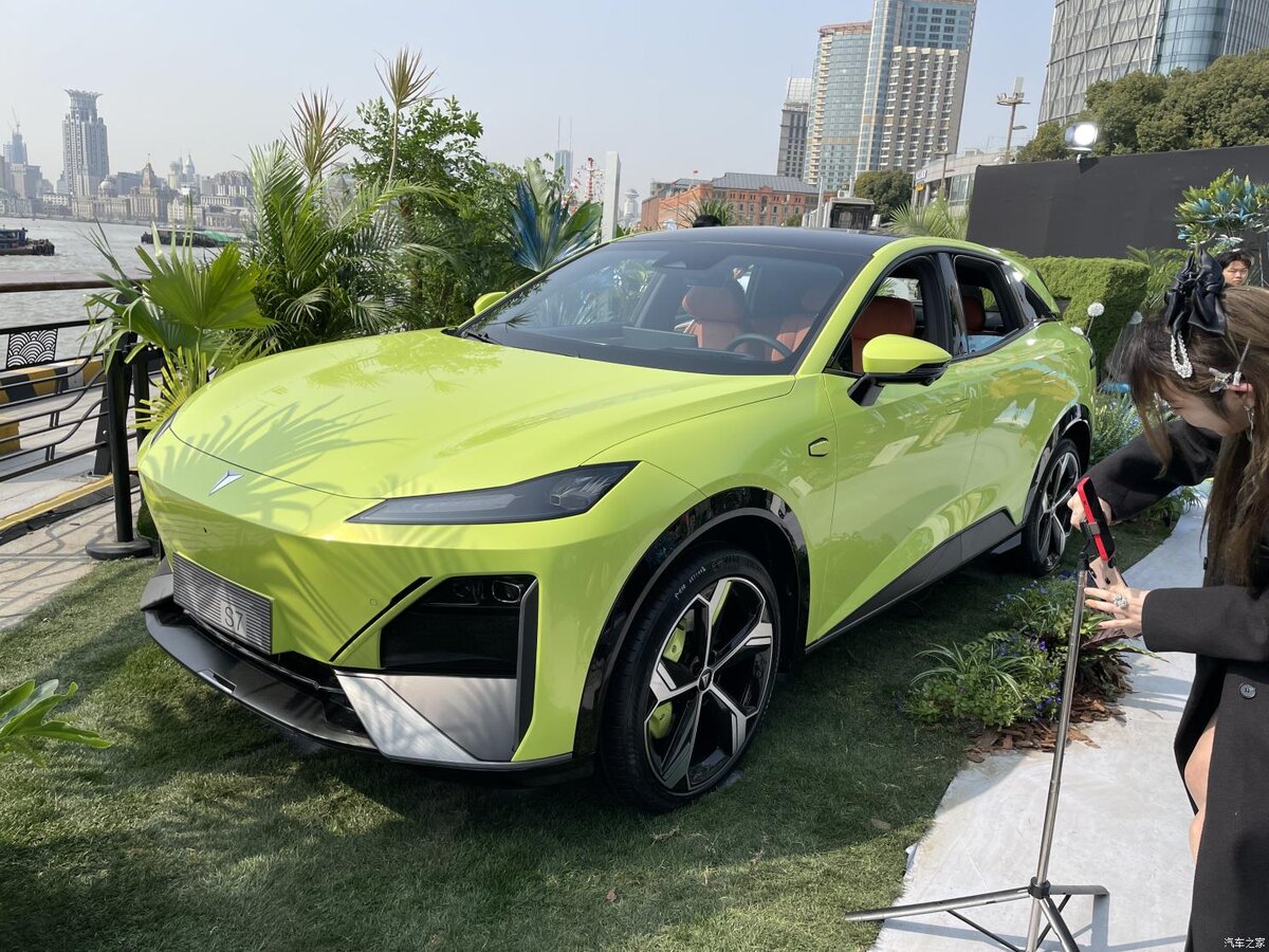 На фото: кроссовер Changan Shenlan S7 во время презентации