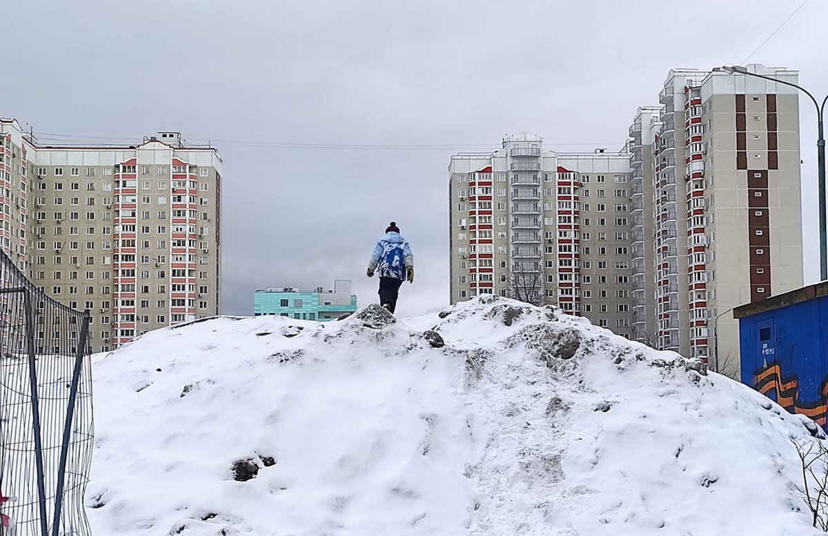 Стихийные горки. Снежные места. Снежные горки в Подмосковье. Снегопад.
