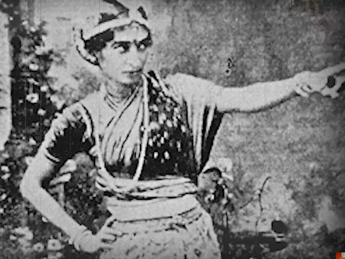 Дургабай в фильме "Mohini Bhasmasur" (1913). Но это не точно, т.к. на фото может быть её дочь - Камлабаи Гокхале, которая также играла в фильме. Других изображений актрисы не существует.