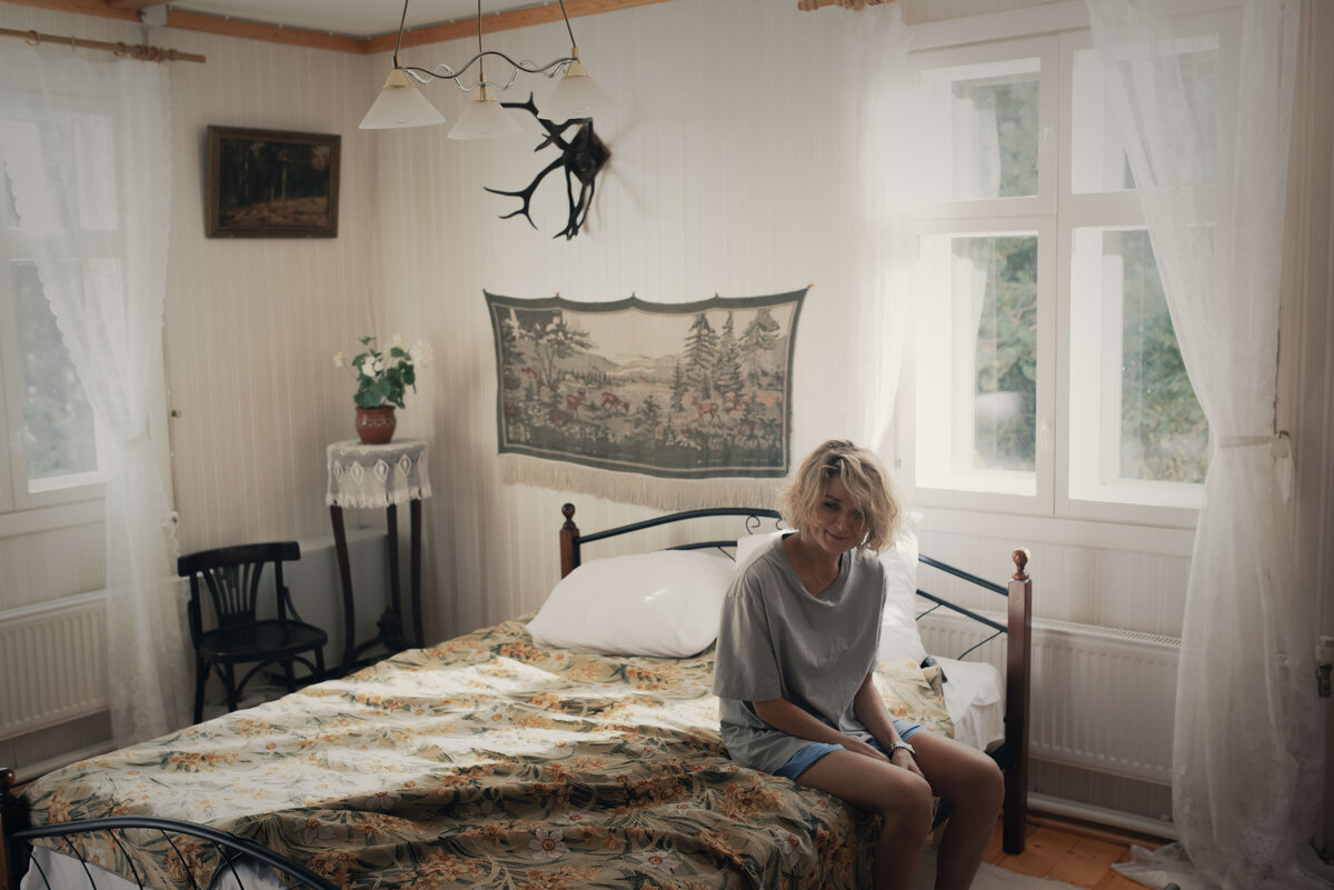    Надежда Михалкова в фильме “Беспринципные в деревне”