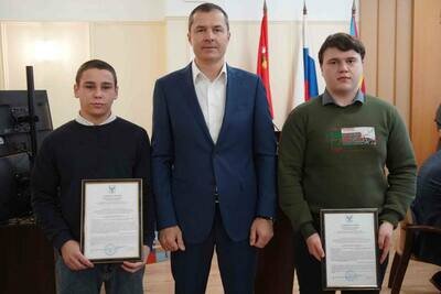    Глава Люберец на вручении жилищных сертификатов двум детям‑сиротам © Пресс-служба администрации г.о. Люберцы