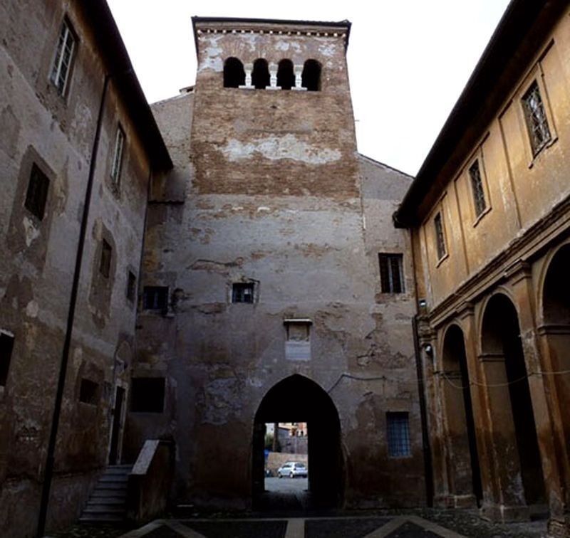 Надвратная башня основанного в 4 веке монастыря Santi Quattro Coronati в Риме. Монастырь много раз перестраивался, но башня осталась 4 века...