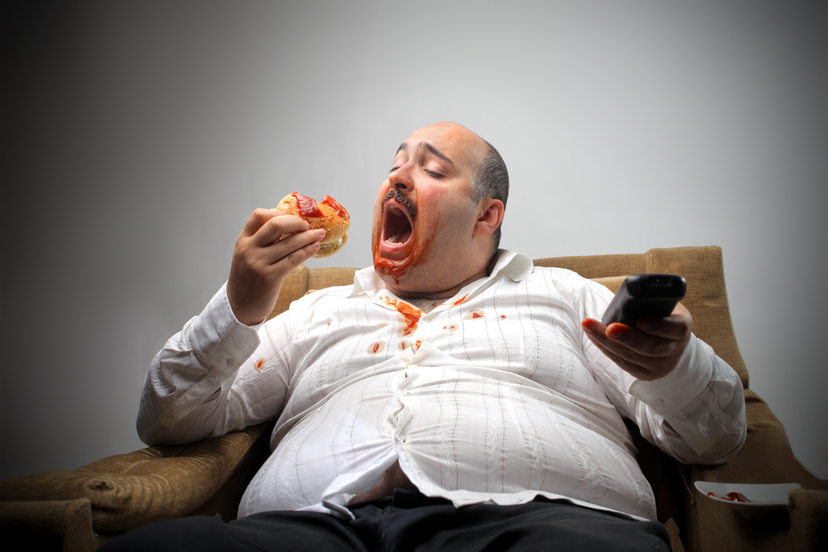 Толстый человек лежит. Обжорство. Переедание и ожирение. Неправильный образ жизни.