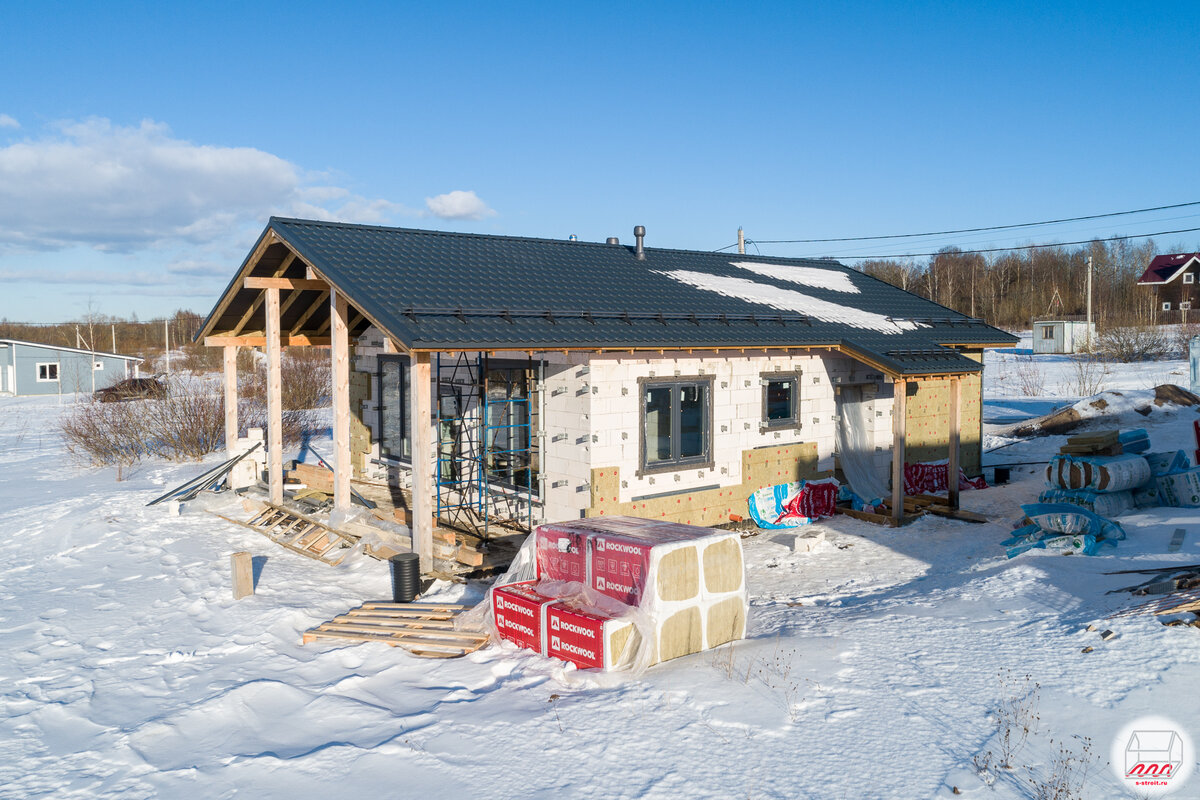 Сегодня мы посмотрим наш текущий объект Красное Село 3 – одноэтажный дом из газобетона, проект с двумя жилыми комнатами, сауной и кухней-гостиной со вторым светом: Фасадные и внутренние работы на...