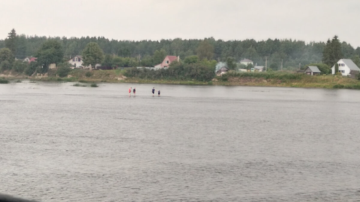 Литовский брод. Люди переходят реку Великую.