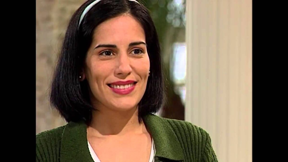 Трусики киім арқылы көрінеді