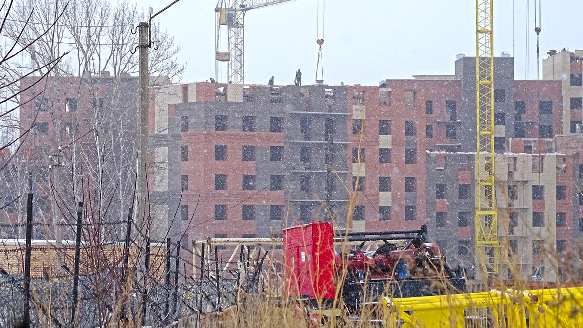 Стройка в Новом Академгородке Красноярска рядом со складом хлора в самом разгаре