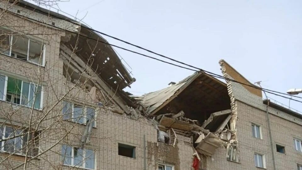     В пятиэтажном доме поселка Антипиха под Читой произошел взрыв, в результате которого разрушены два верхних этажа. Под завалами ищут людей. По предварительной версии, произошел взрыв бытового газа (ВИДЕО).