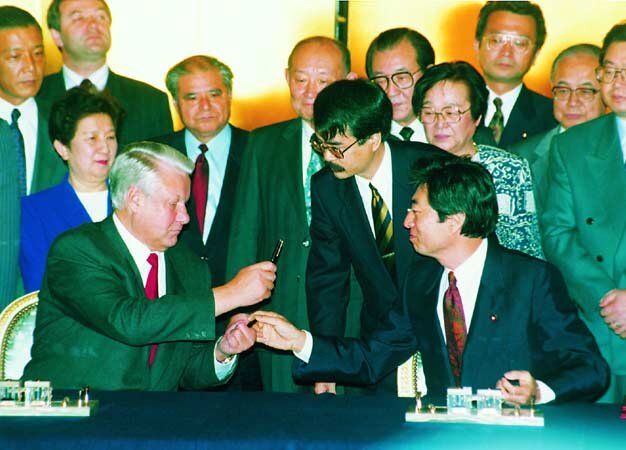 Япония дипломатические отношения. Морихиро Хосокава премьер министр. Визит Ельцина в Японию 1993 г. Ельцин в Японии 1993. Визита б.н.Ельцина в Японию в октябре 1993 года.