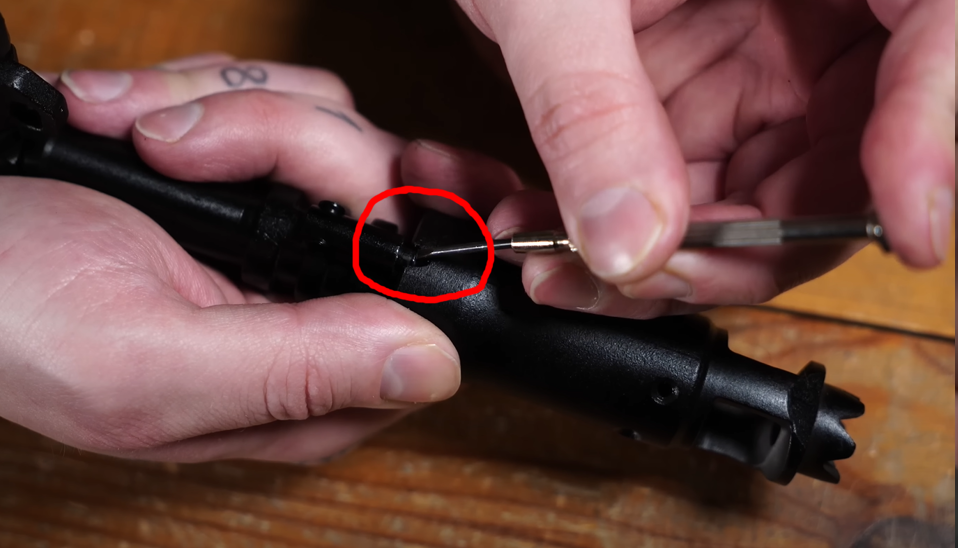 Байонетное крепление ДТК у АК-12. Необходимо поддеть защелку.