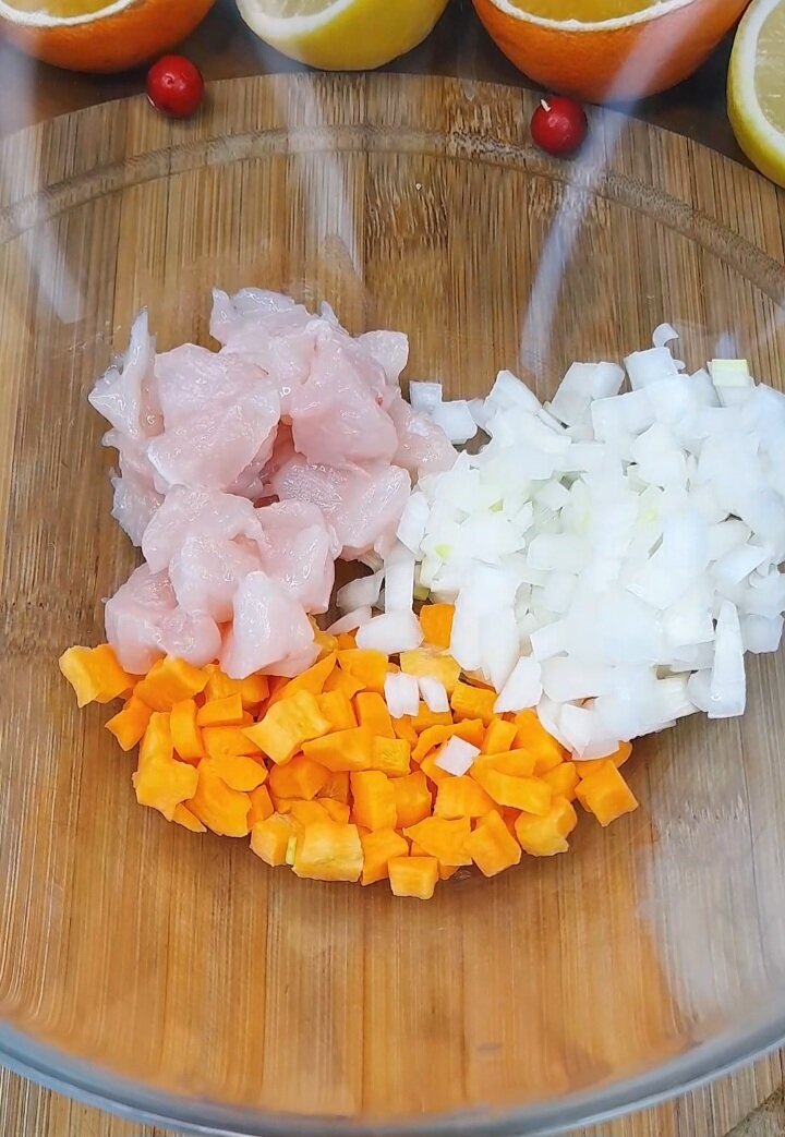 1. В первую очередь нарезаем нужные ингредиенты (всегда можно экспериментировать ). Лук , морковь и куриная грудка (мясо может быть любое на ваш вкус). Нарезаем кубиком (мелким)