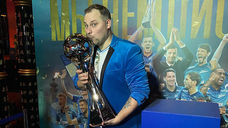    Антон Иванов с чемпионским кубком РПЛ.из личного архива Антона Иванова