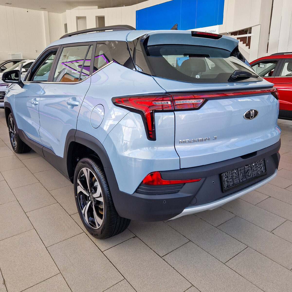 Сейчас для заказа доступно только 5 цветов автомобиля. Официальное название нашего - "Голубой".