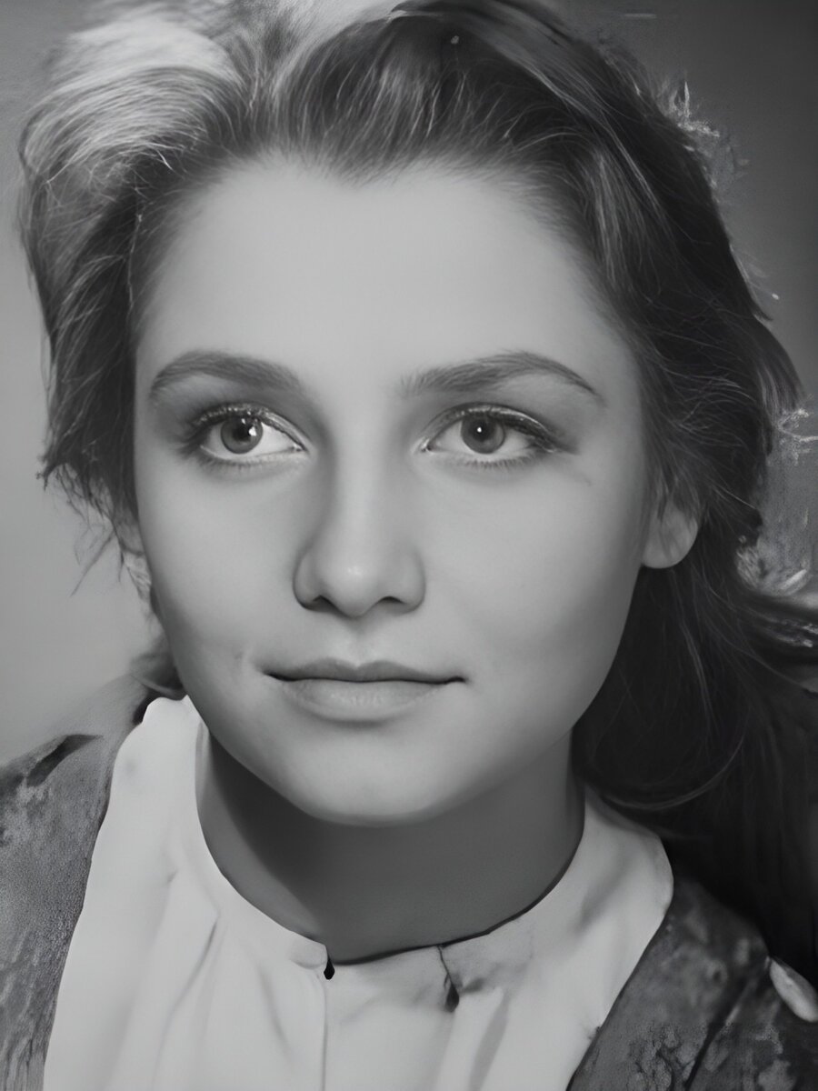 Кустинская в юности