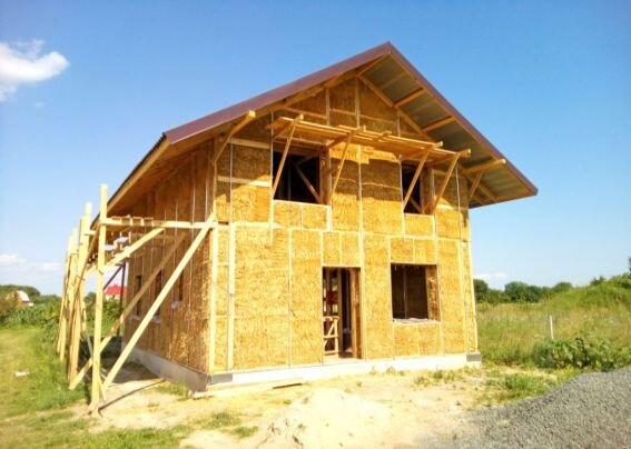 Частный дом со стенами из соломенных блоков
