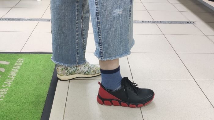 Полноги в полупаре кроссовок