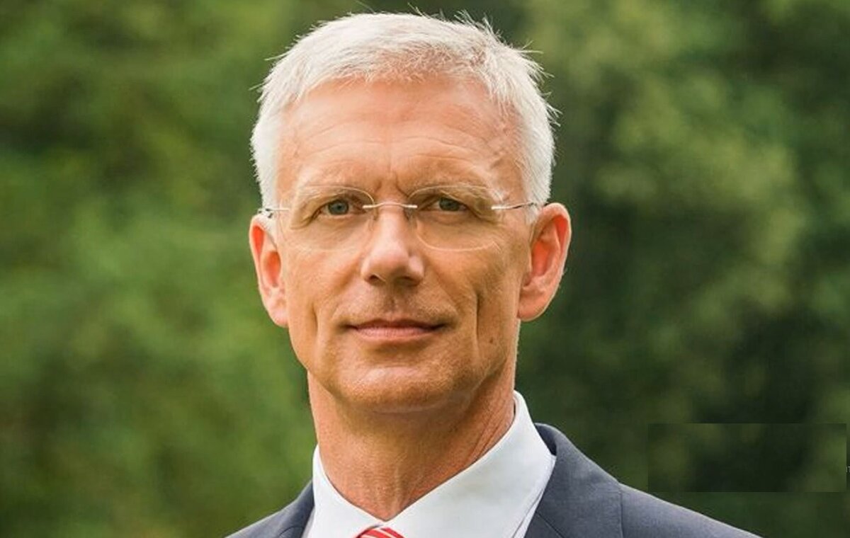 премьер-министр   Латвии Кри́шьянис Ка́риньш