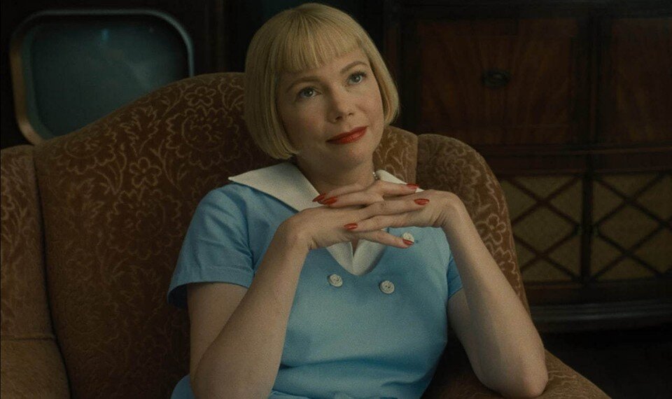     Мишель Уильямс, играющая мать главного героя, тоже поучаствовала в неудачном исполнении «Калинки». Фото: Кадр из фильма