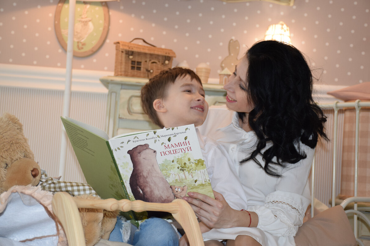 Мы очень любим читать добрые и красивые книжки. Одни из таких серия книг "Книжка-Улыбка" издательства "Энас-книга". 