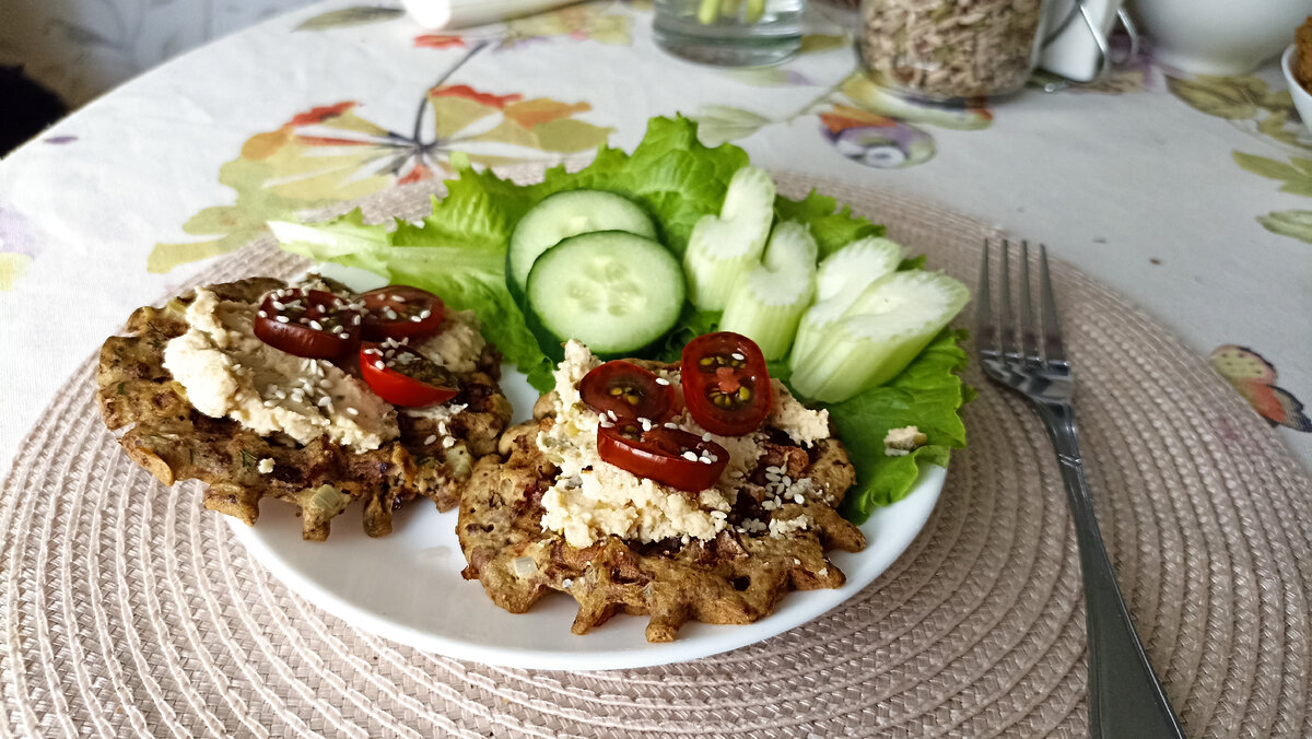 Печеночные вафли с хумусом и овощами от Оли З. Рецептами она делится в комментариях. 