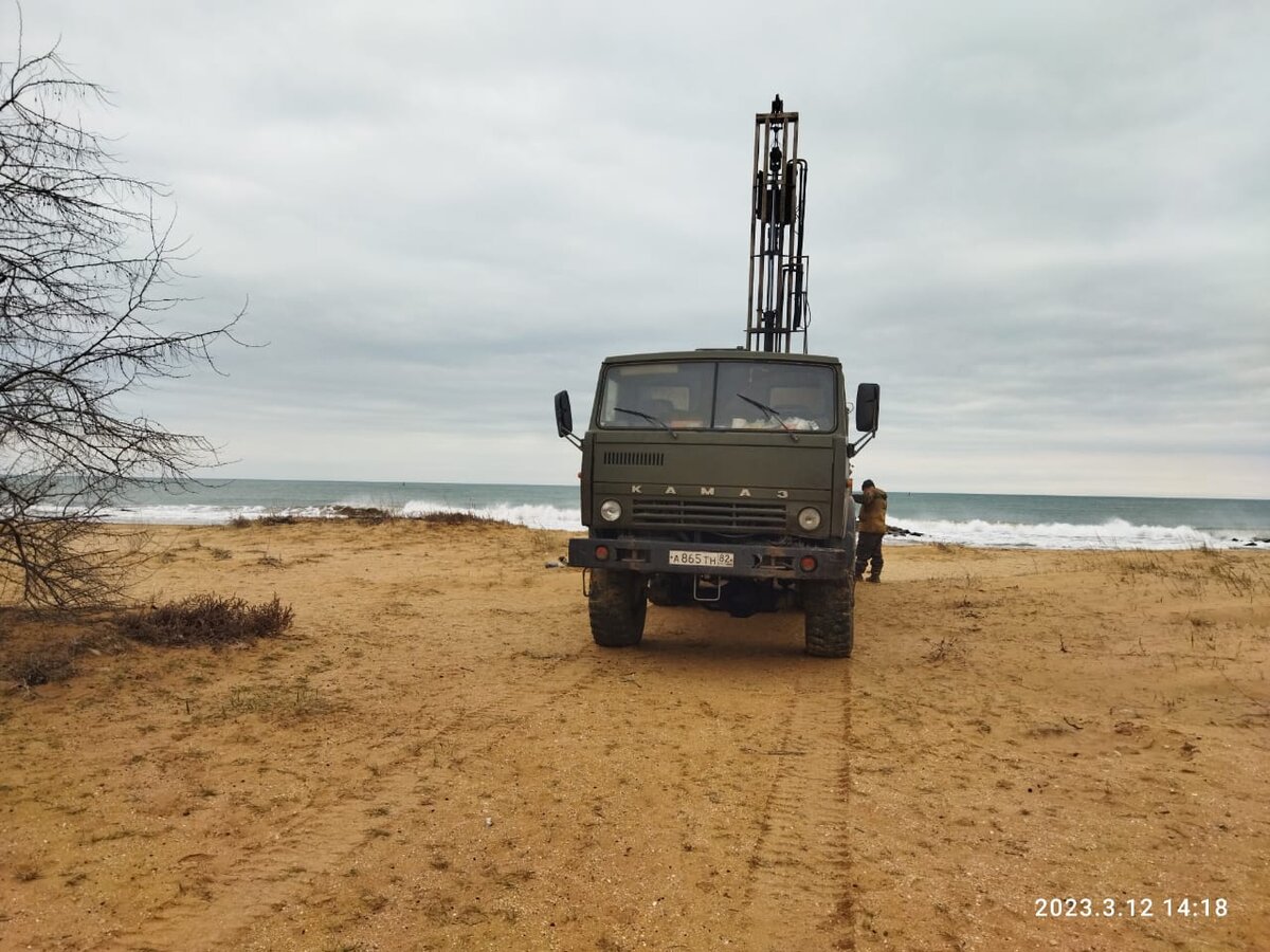 На песок Золотого пляжа заехала техника