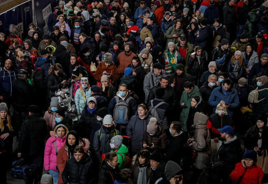    Эвакуация //Фото: Глеб Гаранич / Reuters