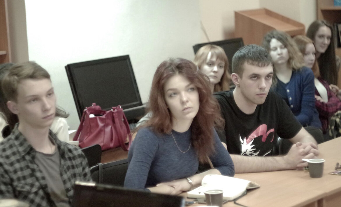 Преподаватели, конечно, бывают всякие. Никто не совершенен. И никто, само собой, никого не обязан любить. Тем не менее, с очевидностью существуют некие коммуникативные условности, которые в любом случае необходимо соблюдать. Почему? Ну, просто потому что.

Если учащемуся не интересен тот или иной изучаемый предмет, то это нормально. Не нормально – перманентно демонстрировать преподавателю, который всего лишь выполняет свою работу согласно штатному расписанию, свое презрение. В конце концов, взрослые люди должны уметь презирать кого бы то ни было, молча, и со спокойным лицом. Ведь они должны-таки понимать, что их жизненные трудности в свою очередь тоже никому не интересны.

Если учащийся считает, что изучаемый предмет не имеет отношения к профильной специальности, которую он пытается получить, то это нормально. Все люди имеют право на личное мнение. Не нормально – говорить об этом вслух на каждом занятии, демонстрируя собственную ограниченность. Взрослые люди должны осознавать, что общественные системы и институты, к которым относится и образование, по определению не ориентируются ни на чью частную позицию, а действуют исключительно в контексте всеобщей социокультурной целесообразности.

Если учащийся не понимает сразу сути какого-либо учебного предмета, то это нормально. В конце концов, понимание – это то, что возникает в финале учебного процесса, а не предшествует ему. Не нормально – считать, что сложный для понимания материал в принципе не имеет смысла, что непонимание никогда не связано с индивидуальной неспособностью учащегося мыслить на уровне данного материала. Взрослый, состоявшийся человек знает, что, если он не видит решения той или иной задачи, то это не значит автоматически, что его не существует в природе. Это значит, что лично ОН его не видит.

Если учащийся живет насыщенной, сложной жизнью, которая вовсе не сводится только лишь к учебе, то это нормально. Не нормально – всерьез рассчитывать на то, что преподавателям в частности и системе образования в общем есть до этого дело. Не нормально – умолять преподавателя поставить пятерку на экзамене, вопия о том, что «из-за вас я не буду получать стипендию». Ф. Ницше как-то сказал: «Хочешь быть счастливым? Будь им!». Так что вам нужна пятерка? Получите ее! Не нормально – рассказывать преподавателю о том, что «я работал и не мог посещать ваши занятия, поэтому поставьте мне хотя бы тройку», видимо, намекая тем самым одновременно на то, что «я работал в отличие от вас», и на то, что «я работал, пока вы тут фигней страдали, мучая нас своим дурацким, никому не нужным предметом». Не нормально – требовать снисходительного отношения к своим спортивным достижениям, беременностям, паническим атакам и глупости на экзамене по математическому анализу. Не нормально – вопрошать дрожащим от праведного возмущения голосом о причинах низкого рейтинга в ситуации, когда «я же не просто прогуливал, я болел» или когда «я же не виноват, что ваш предмет слишком сложный».

Если учащийся в чем-то не согласен с преподавателем внутри изучаемой области знания, то это нормально. Мы все судим по себе и со своей колокольни. Все выводы, к которым мы приходим, по определению согласуются с нашим жизненным опытом. Не нормально – утверждать, что «дважды два равно пяти, потому что мне так хочется». Не нормально – пытаться влезть со своим важным (нет) замечанием в логику учебного процесса, в которой, на самом-то деле, даже очень плохой преподаватель всегда разбирается на порядок лучше самого хорошего студента. Что бы там этому студенту ни казалось. Не нормально – всерьез считать, что учащийся, который в течение пары недель изучал тот или иной предмет, может с компетентным видом вступить в значимую, осмысленную дискуссию с преподавателем, имеющим по данному предмету ученую степень. Не нормально – намеренно отказываться осознавать то, что вся эта пустопорожняя болтовня гроша ломанного не стоит, не выставляет болтуна в лучшем свете и только отнимает у остальных учащихся невосполнимое и ценное учебное время.

Если учащийся, будучи обычным человеком, которому, конечно, не чужда некоторая доля здорового эгоизма, ставит в своей личной жизни на первое место собственные интересы, то это нормально. Людей много, а ты у себя один такой красивый. Не нормально - повсеместно и по всем доступным каналам транслировать эту убежденность во внешний мир. Не нормально - на голубом глазу требовать к себе особого отношения просто на том основании, что это же целый ты. Не нормально - таскаться за преподавателем и ныть, ныть, бесконечно ныть (я иногда вижу это нытье в ночных кошмарах) на тему собственной исключительности, в силу которой преподаватель просто обязан уделить вам отдельное внимание и отдельное время, придумать для вас особые требования, удобное расписание, отличную от обычной шкалу оценивания знаний и проч. 

Я не устаю офигевать от количества граждан, искренне не понимающих этих прописных истин!

До того, как я связалась с системой образования, я не знала, что для многих людей вовсе не очевиден тот факт, что любое умение является следствием достаточного количества тренировок. Логическая связка «я много тренировался, поэтому я победил в соревнованиях» всегда казалась мне простой и ясной. Жизнь оглушила меня моей наивной неправотой.

Большинство учащихся прямо-таки на бессознательном уровне убеждены в том, что все преподаватели владеют какой-то секретной технологией, благодаря которой знания и умения чудесным образом могут впорхнуть в их головы без малейших усилий с их стороны. Вот сидит студент у окна, думает думу, ковыряет в носу, грустит. И внезапно трах-бабах! Преподаватель-кудесник взмахивает указкой. Студент немедленно ощущает приятное расслабление в членах, а потом вздрагивает, осознавая, что разница между определенным и неопределенным интегралом теперь ему понятна. Студент испытывает эйфорию от чувства собственной значимости, и его память, не знающая убыли и тлена, отныне и навечно сохраняет полученное знание в своих чудесных недрах.

Я боюсь кого-нибудь шокировать, но так не бывает! Если студент регулярно не решает задачи, не готовится к контрольным работам, не пишет самостоятельно курсовые, не читает рекомендованную литературу, то ничего толкового в профессиональном смысле из него и не получится. Нельзя знать то, чего ты не знаешь, и уметь то, чего ты не умеешь. Если человек ни разу в жизни не пытался реально практиковать опыт системного анализа, то с чего он взял, что при необходимости у него это вдруг получится? Меня порой даже умиляет эта забавная студенческая бравада – считать, что ты по-настоящему что-то знаешь и умеешь на том лишь основании, что ты умеешь виртуозно гуглить нужную информацию по ключевым словам. Раньше я ужасно злилась из-за подобных нелепых представлений, а сейчас я постарела и поэтому просто огорчаюсь. Сложно ощущать полноту бытия в окружении операторов технических устройств, мнящих себя практически титанами Возрождения.
При этом, кстати говоря, на любой вопрос из серии «почему вы не знаете этого или того?» у большинства учащихся заранее готов универсальный правильный ответ: «У нас был плохой учитель». Да, понимаю. У всех, всегда, везде и повсеместно были плохие учителя. Другой причины для того, чтобы ответственный учащийся, который много лет раскладывал пасьянсы по шесть дней в неделю в специальном здании, куда он ежедневно, не доедая и не досыпая, носил свое тело, внезапно оказался полностью некомпетентным буквально во всем, просто не существует.

До сих пор не могу привыкнуть к тому, что некоторые учащиеся читают по слогам, и их это не беспокоит. К тому, что студенты гордятся тем, что не знают, кто такие Бальзак и Кафка. К тому, что расхожая цитата из Пушкина никому ни о чем не напоминает. К тому, что сформулировать собственную позицию по любому поводу в пяти связанных друг с другом предложениях, для многих – непосильная задача. К тому, что не все учащиеся владеют искусством членораздельного говорения в принципе.

За державу обидно.