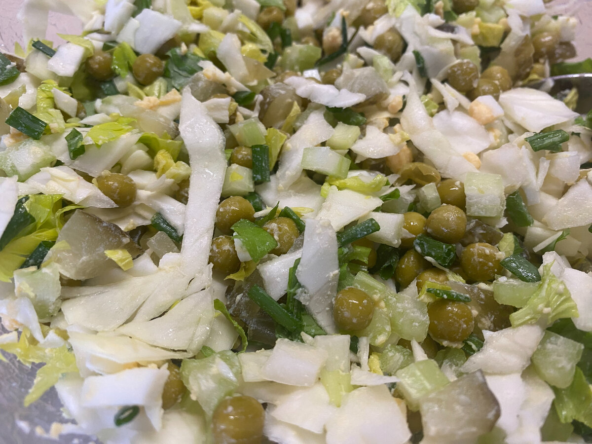 Салат готов - осталось заправить сметаной... Фото автора